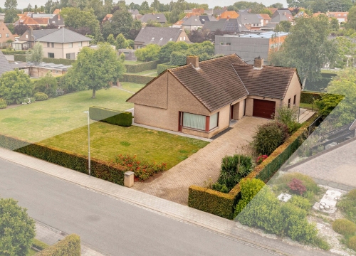Vrijstaande woning met aanpalende (bouw)grond op een rustige ligging te Tielt!