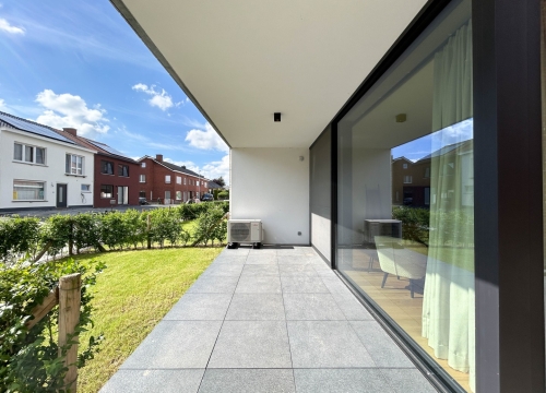 Gelijkvloers nieuwbouwappartement met 2 slaapkamers en tuin in hartje Ardooie!