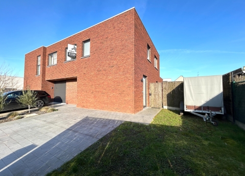 Instapklare nieuwbouwwoning met 3 slaapkamers in rustige wijk te Roeselare!