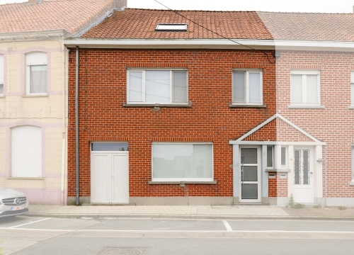 Instapklare woning met 5 kamers en diepe tuin te Meulebeke!