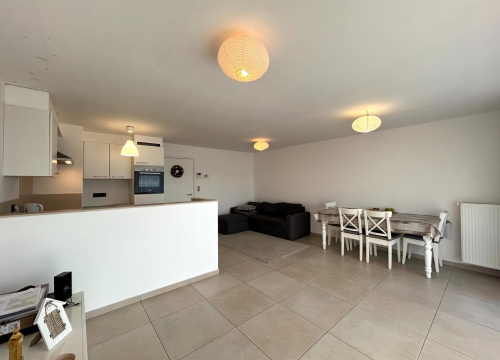 Instapklaar duplex-appartement met 2 slaapkamers & staanplaats te Roeselare!