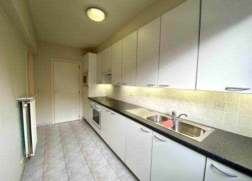 Instapklaar 2-slaapkamer appartement met garage te Roeselare!