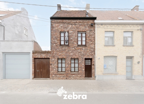 Licht op te frissen woning op een ruim perceel te centrum Roeselare!