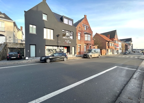 Ruim handelspand op commerciële topligging te Tielt!