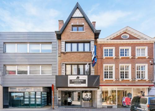 Uitgebreid handelspand met woonst in het hart van Tielt!