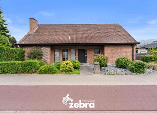 Op te frissen alleenstaande woning met vier of meer slaapkamers & garage te Roeselare!