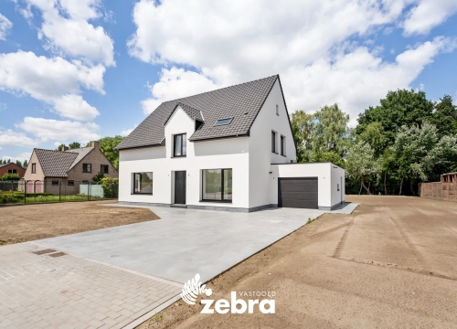 Prachtig gerenoveerde villa met 5 slaapkamers en 2 badkamers te Oostrozebeke!