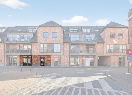 Casco handelsruimte met garage in het centrum van Oostrozebeke!