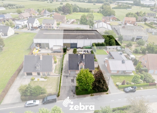 Ruime loods van ± 600 m² met instapklare woning te Oostrozebeke!