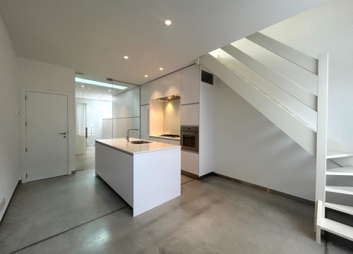 Instapklare stadswoning met zonneterras te Roeselare!