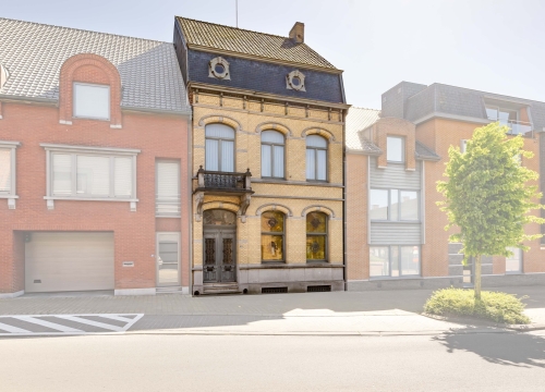 Uniek eigendom met karaktervolle woning en ruime loods op uitstekende ligging in Pittem!