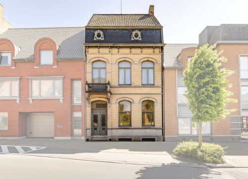 Karaktervol herenhuis met vijf slaapkamers en ruime tuin op uitstekende ligging in Pittem!