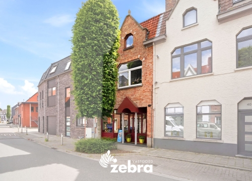 Gesloten bebouwing met 4 slaapkamers, ruime garage en handelsruimte in Sint-Kruis