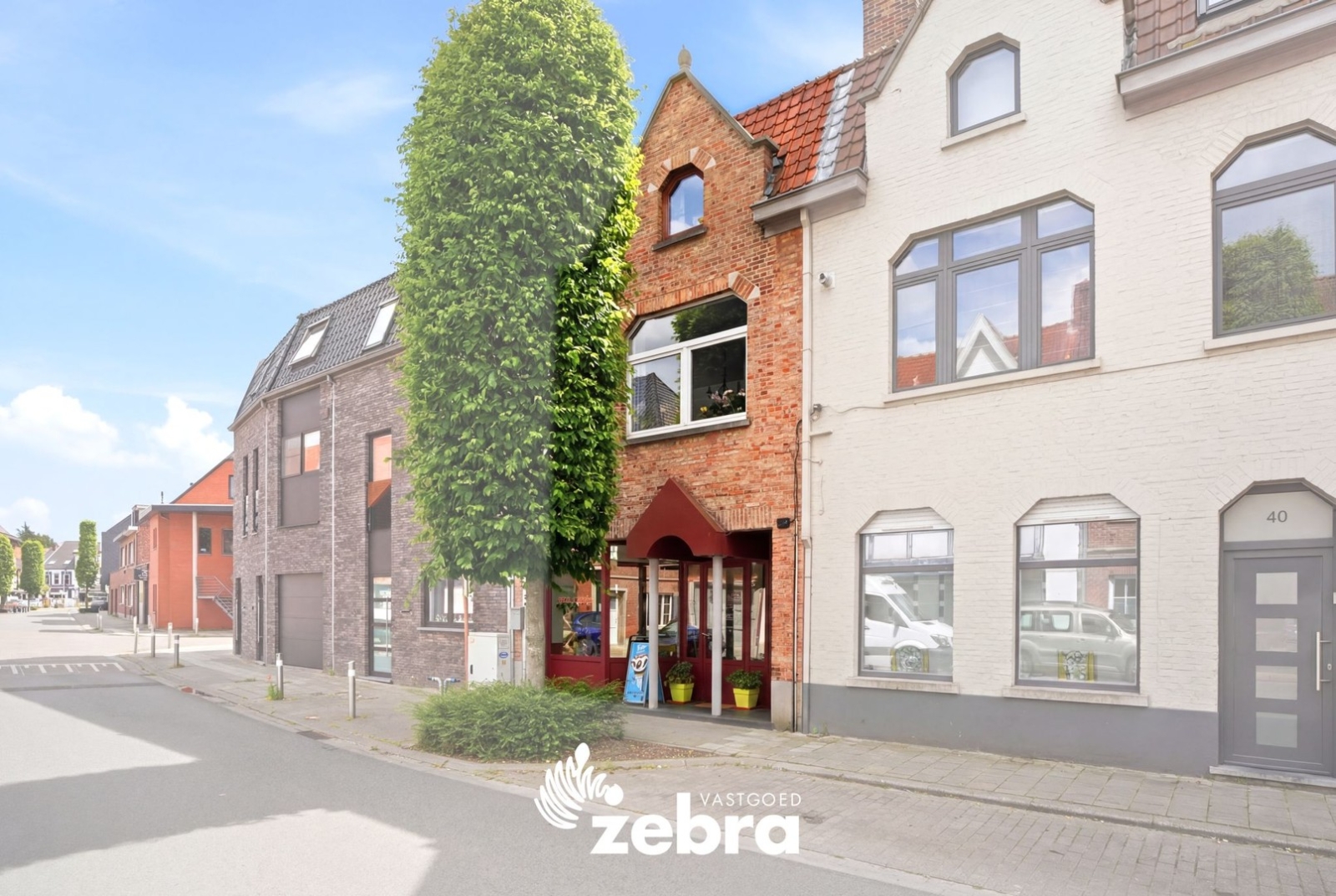 Gesloten bebouwing met 4 slaapkamers, ruime garage en handelsruimte in Sint-Kruis