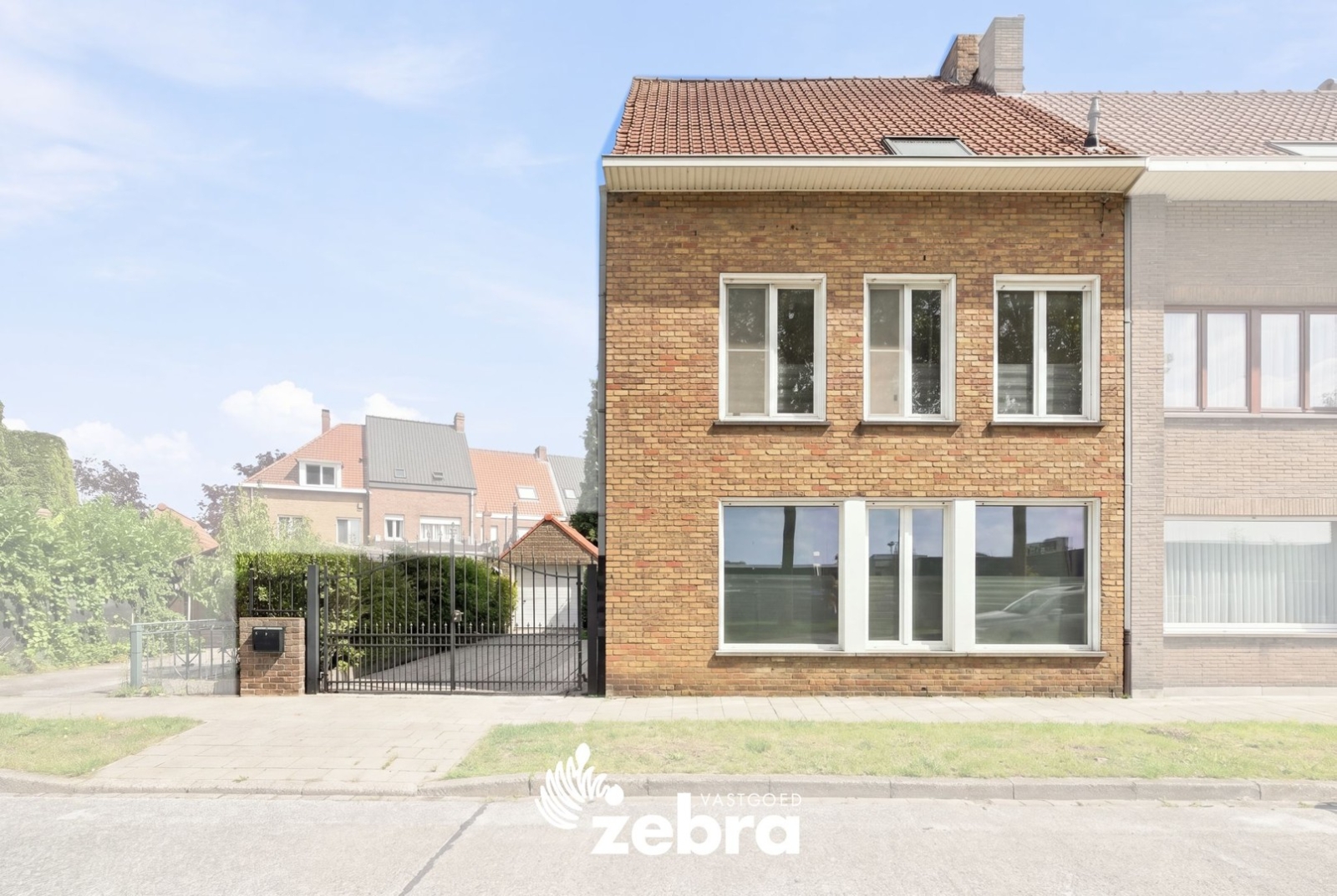 Halfopen bebouwing met drie slaapkamers, ruime zolder en garage in Brugge!