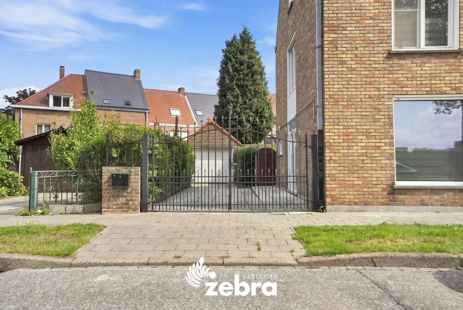 Halfopen bebouwing met drie slaapkamers, ruime zolder en garage in Brugge!