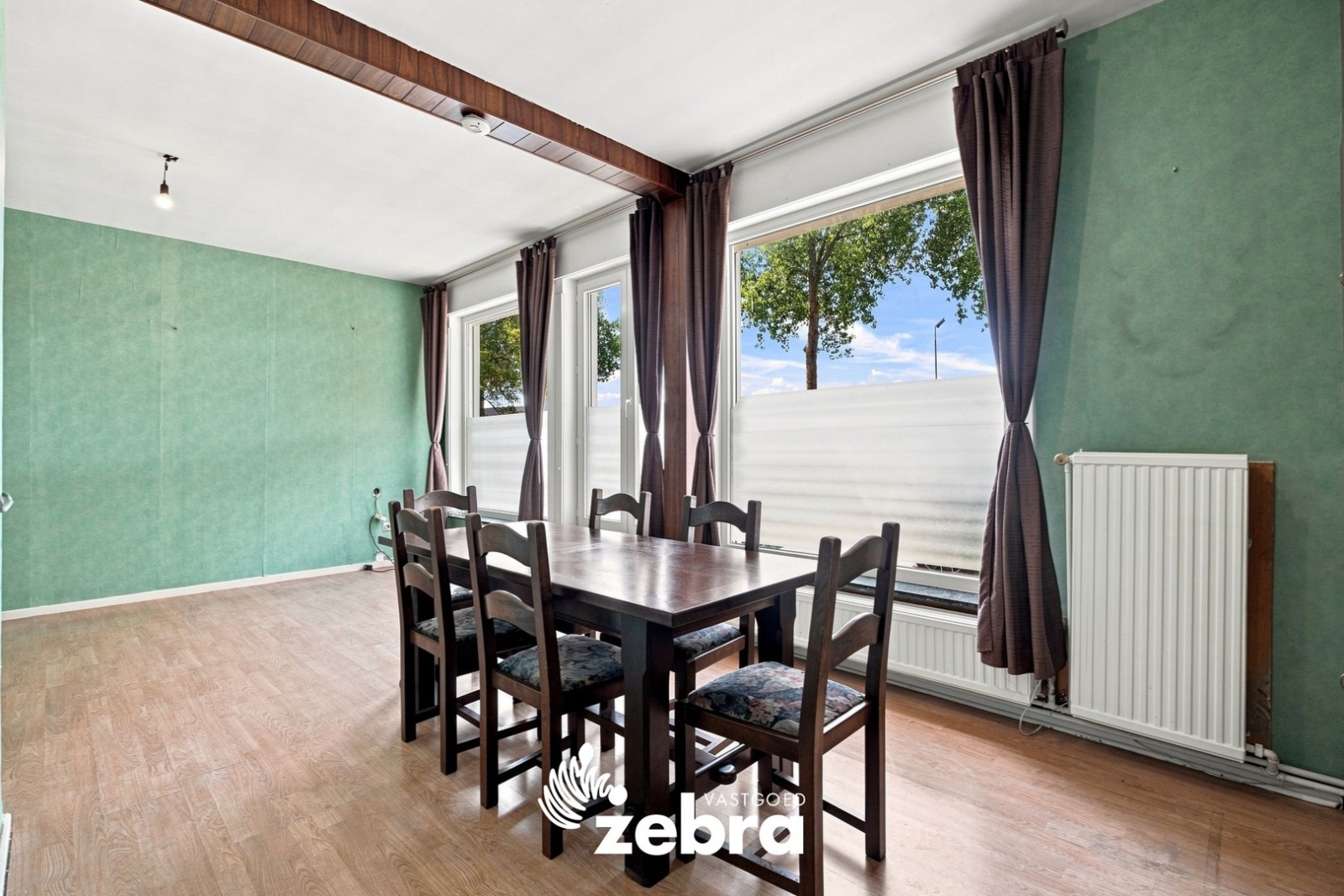 Halfopen bebouwing met drie slaapkamers, ruime zolder en garage in Brugge!