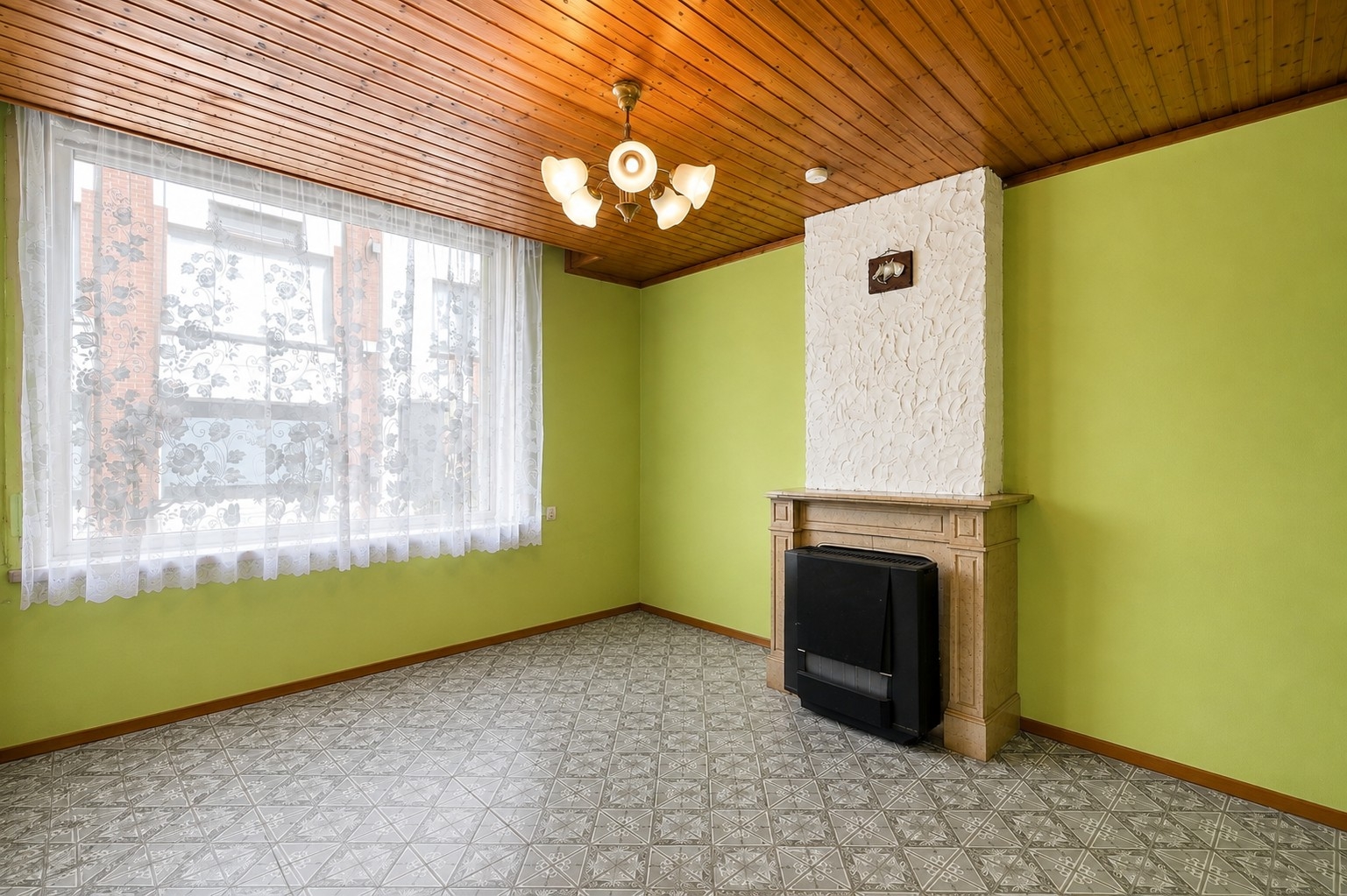 Te renoveren woning met 3 slaapkamers, kelder en zuidwestgerichte stadskoer in Tielt!