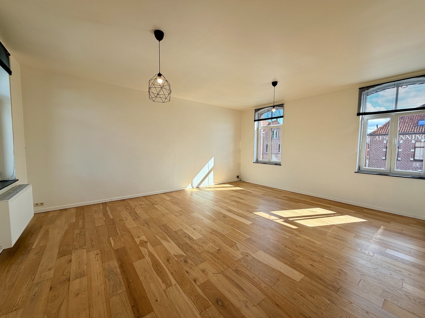 Gerenoveerd duplex-appartement met twee slaapkamers te Ardooie centrum!