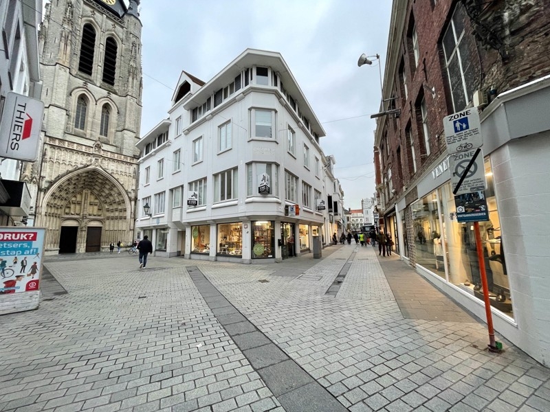 Instapklaar 2-slaapkamer appartement in hartje Kortrijk!