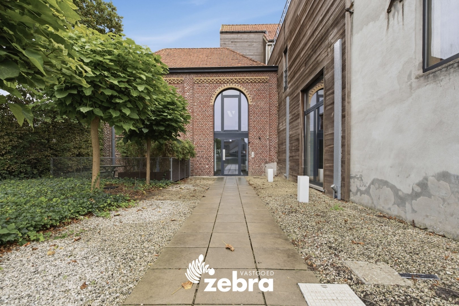 Unieke instapklare loft met twee ruime terrassen, garage en privatieve parkeerplaats in Ardooie!
