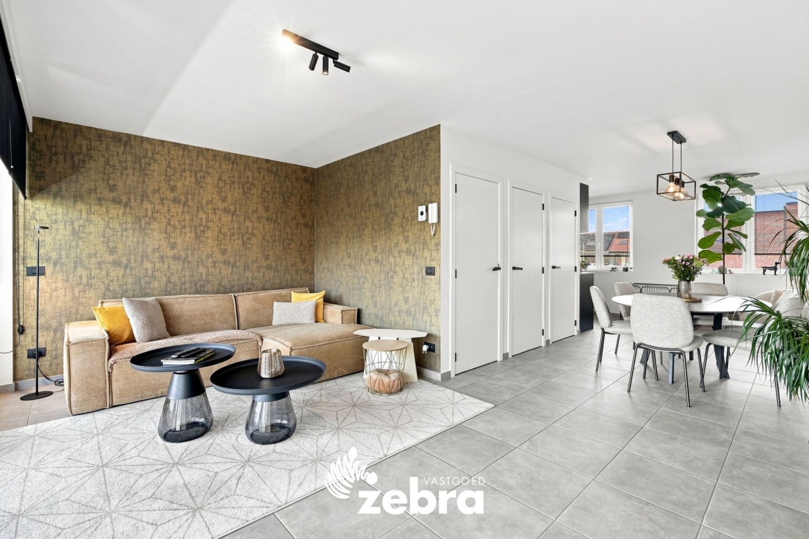 Lichtrijke bel-etage met 3 slaapkamers, terras en ruime garage in Assebroek!