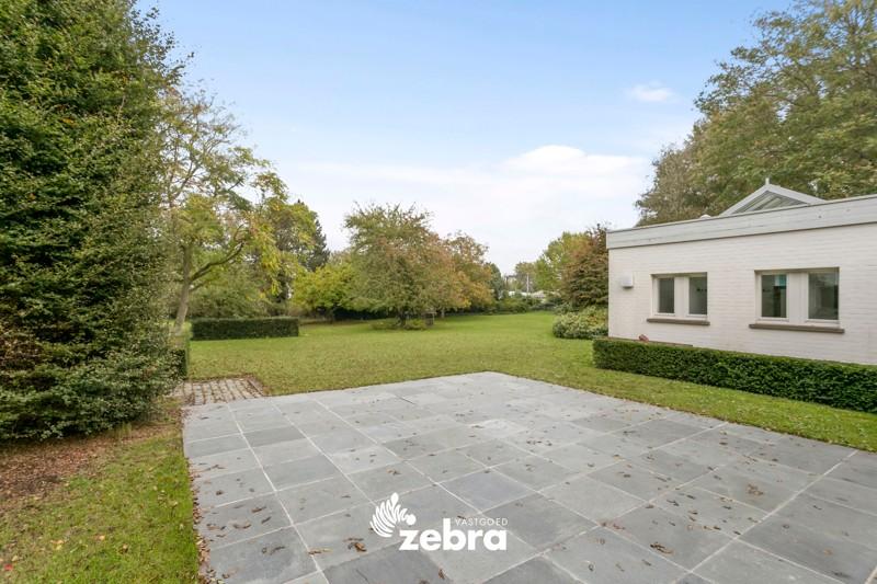 Unieke villa met verschillende mogelijkheden op een perceel van 8390 m² te Izegem!