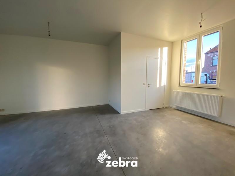 Instapklaar, gerenoveerd duplex-appartement met twee slaapkamers te Ardooie centrum!