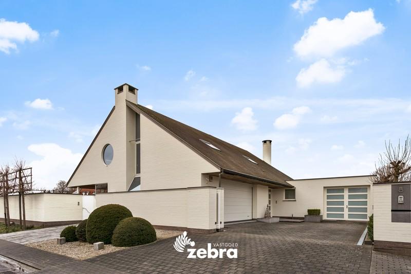 Tijdloze villa op een perceel van 2477 m² te Wevelgem!