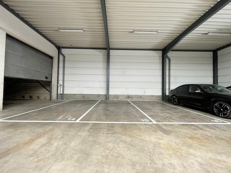 Autostaanplaats in ruime loods te Meulebeke