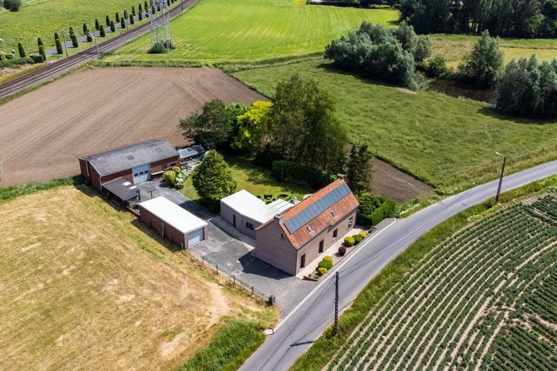 Vrijstaande woning met loods op een perceel van 1062 m² centraal gelegen tussen Tielt en Pittem!
