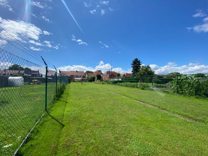 Instapklare ruime woning met tuin, uitweg achteraan en 4 slaapkamers te Roeselare!