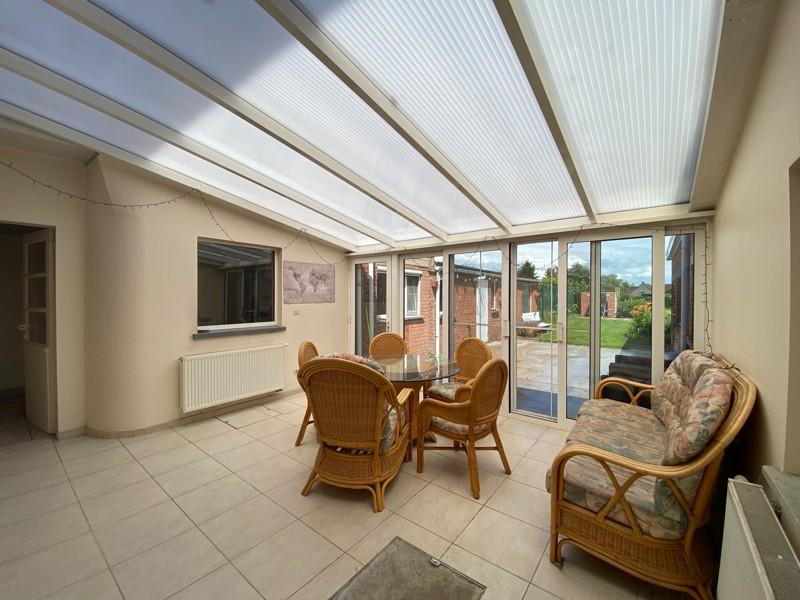 Instapklare ruime woning met tuin, uitweg achteraan en 4 slaapkamers te Roeselare!