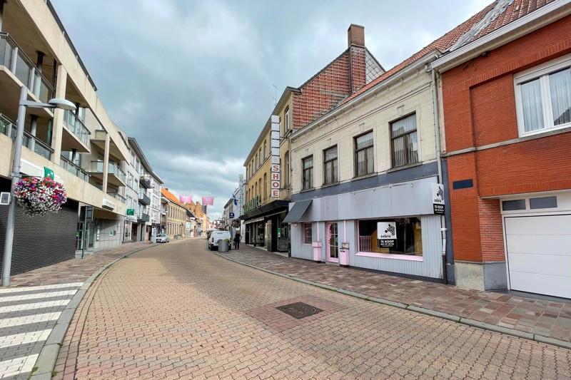 Te renoveren handelshuis in centrum Tielt