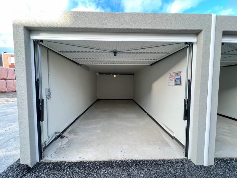 Nieuwe afgesloten garagebox met elektriciteit en verlichting te Tielt!