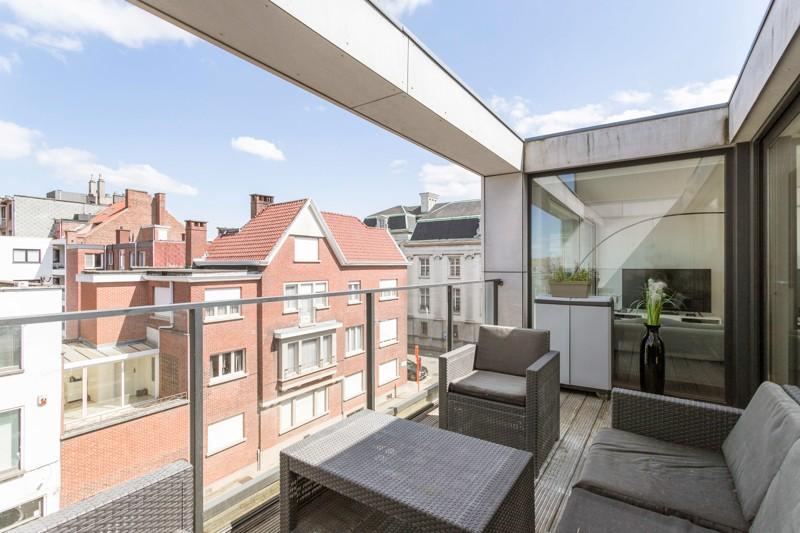 Luxueus appartement met ruim terras en parkeerplaats te Kortrijk centrum!