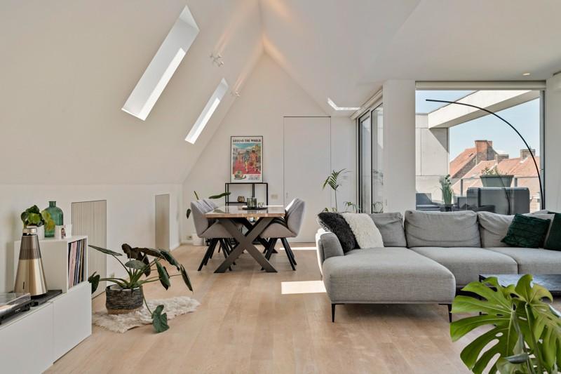 Luxueus appartement met ruim terras en parkeerplaats te Kortrijk centrum!