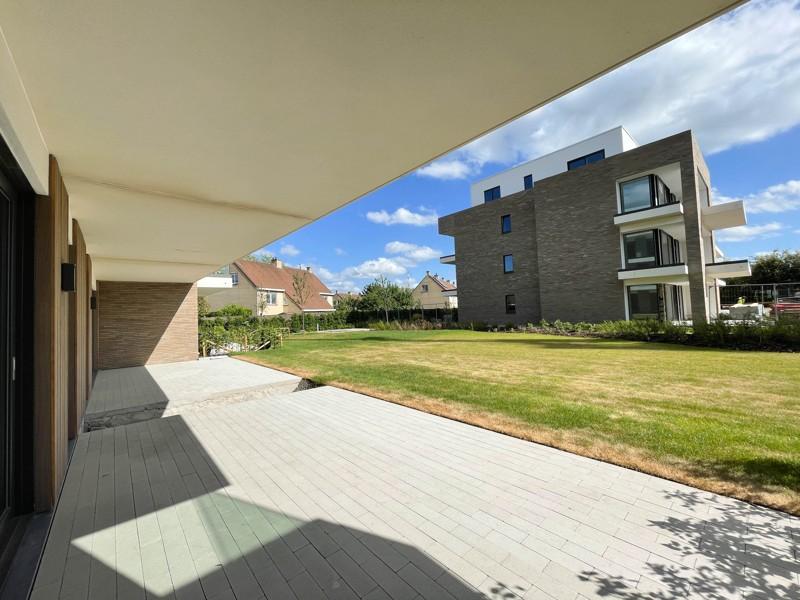 Afgewerkt gelijkvloers appartement met 2 slaapkamers, tuin en garage te Beveren (Roeselare)!