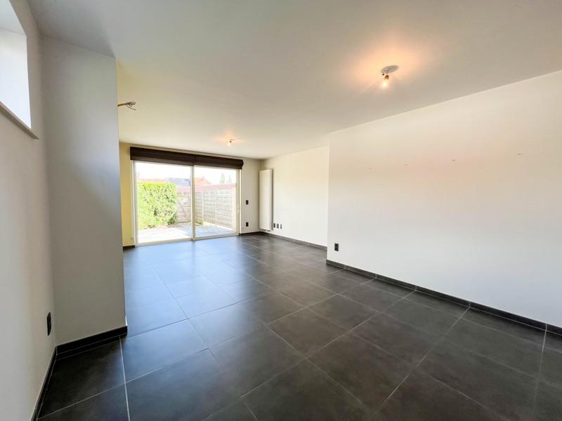 Recente HOB met 3 slaapkamers, grote garage en diepe tuin te centrum Marialoop (Meulebeke)!
