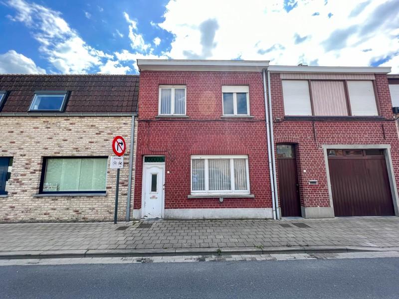 Te renoveren woning met diepe tuin en uitweg!