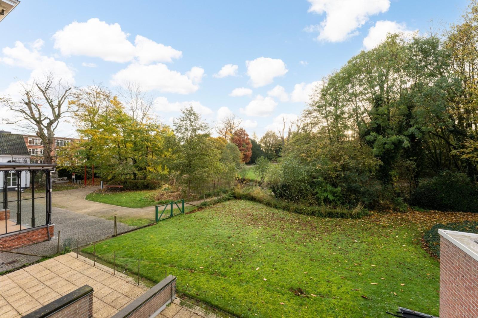 Appartement met 2 slaapkamers, garage en zicht op het alombekende Paterbos (Tielt)!