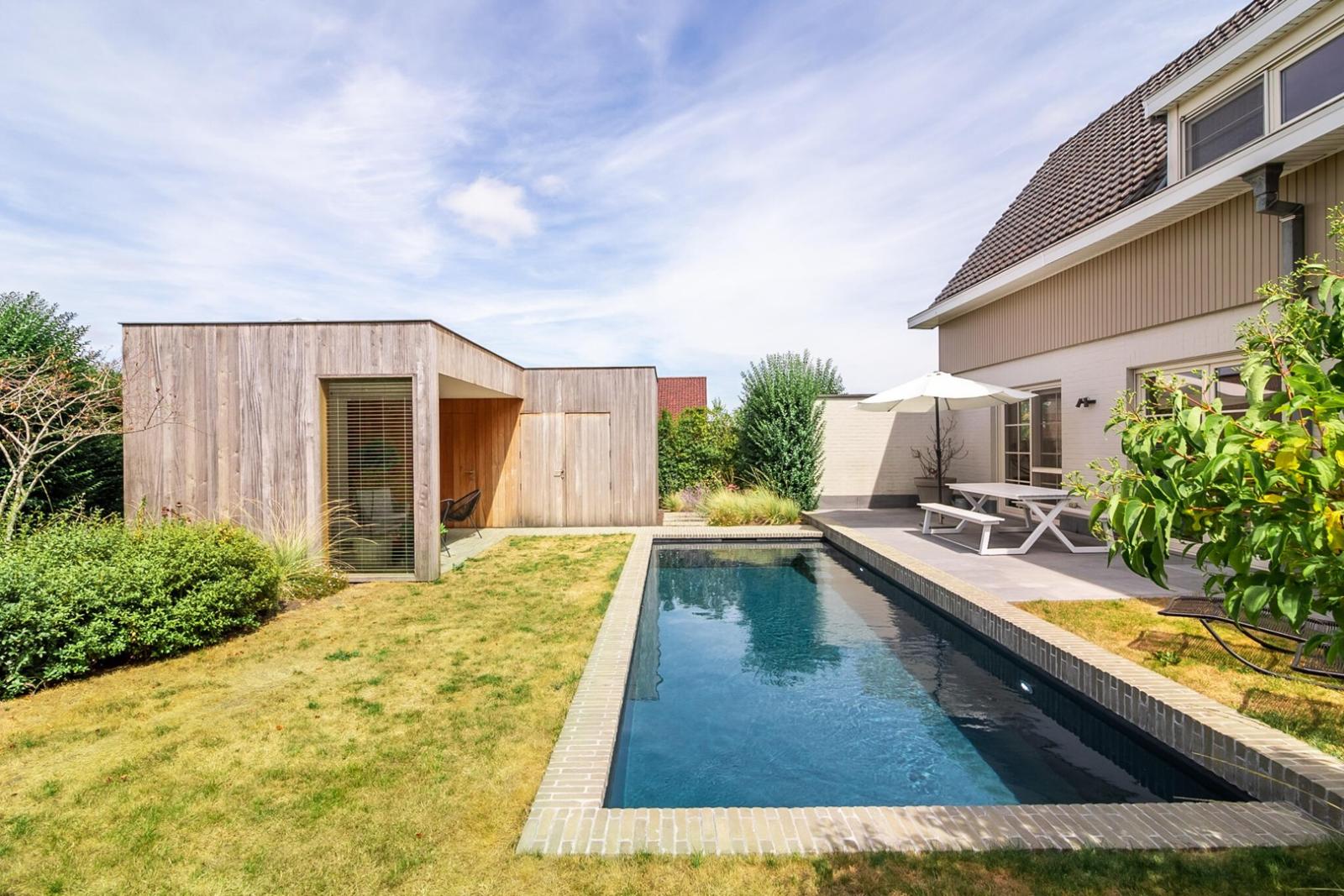 Energiezuinige villa op een perceel van 1146 m² met zwembad te Westrozebeke!