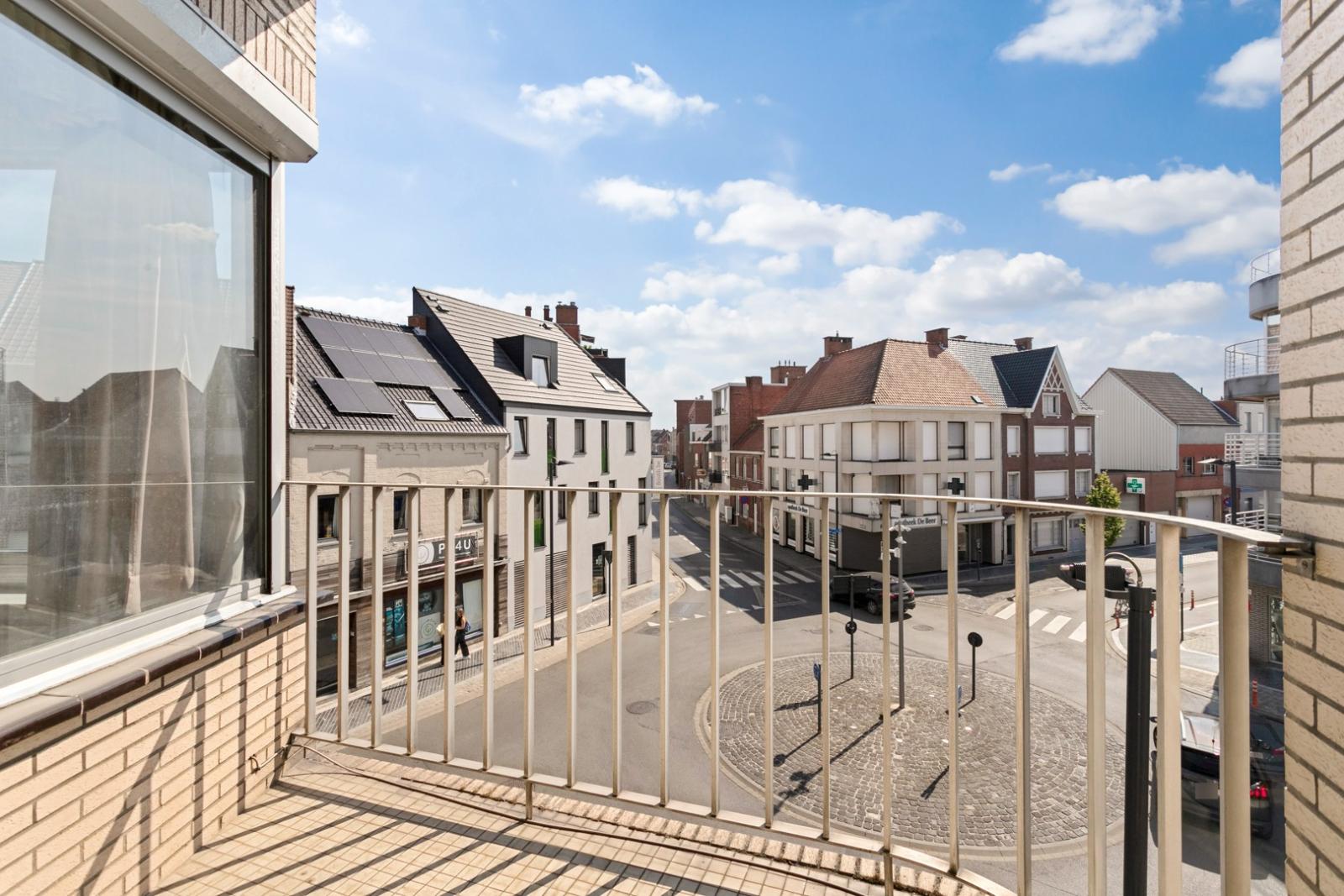 Op te frissen, centraal gelegen appartement met 1 slaapkamer op wandelafstand van de markt van Roeselare!