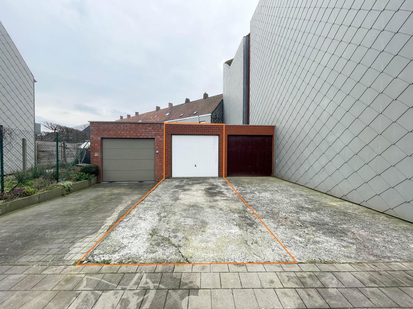 Gerenoveerde woning met 2 slaapkamers, terras, garage & staanplaats te Roeselare!