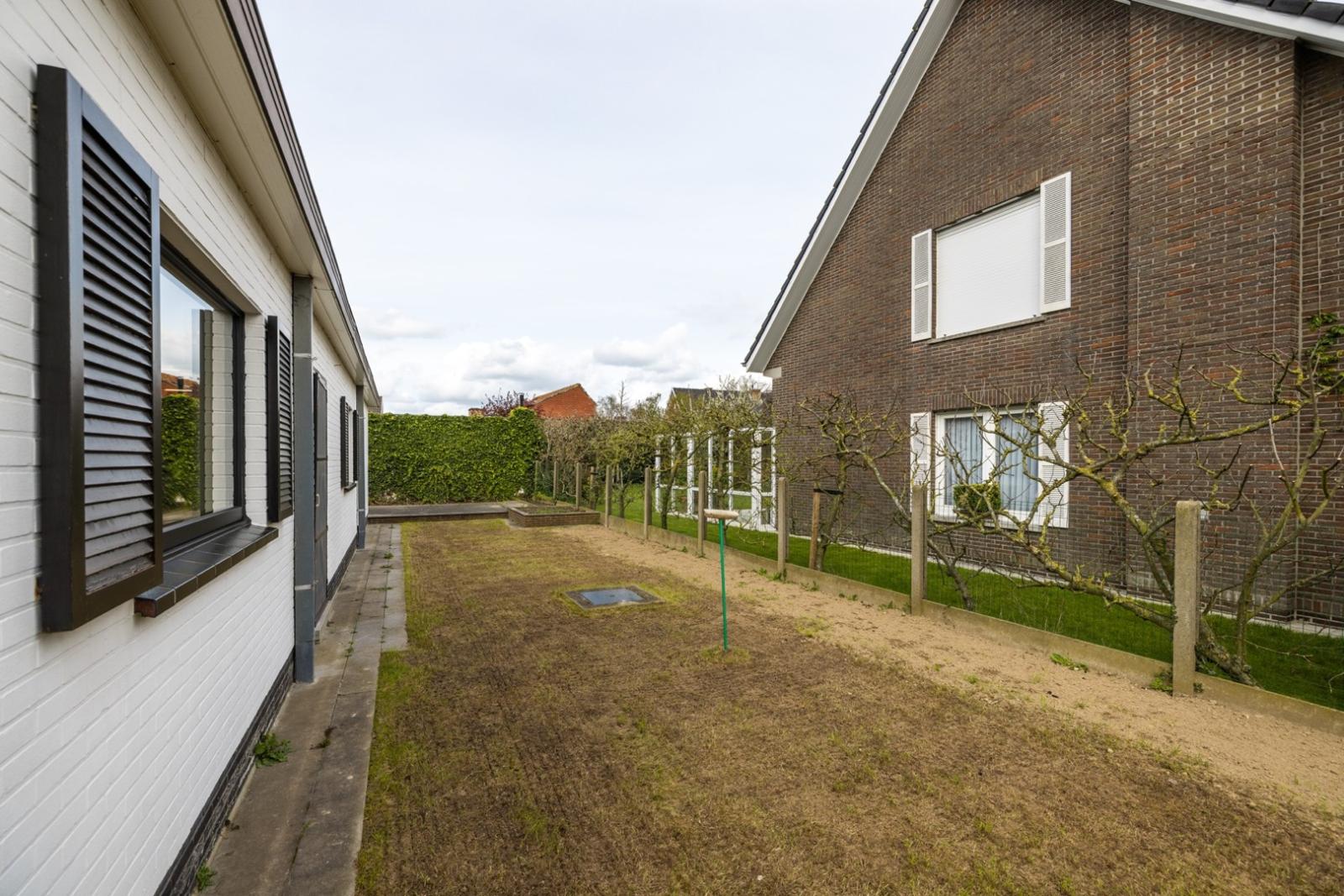 Ruime, gerenoveerde woning met 4 slaapkamers met grote garage/opslagruimte (100m²) op rustige locatie te Oostrozebeke!