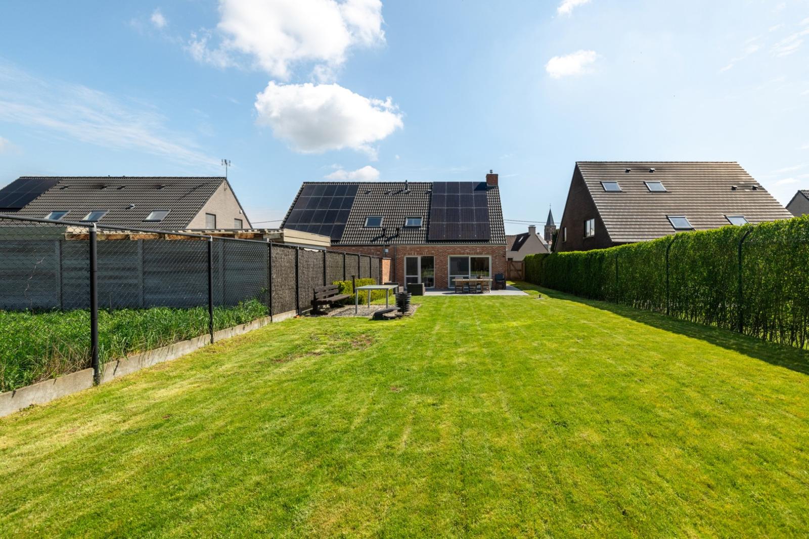 Instapklare & energiezuinige (A-label) HOB met 3 slaapkamers & garage op rustige locatie te Kooigem (Kortrijk)!