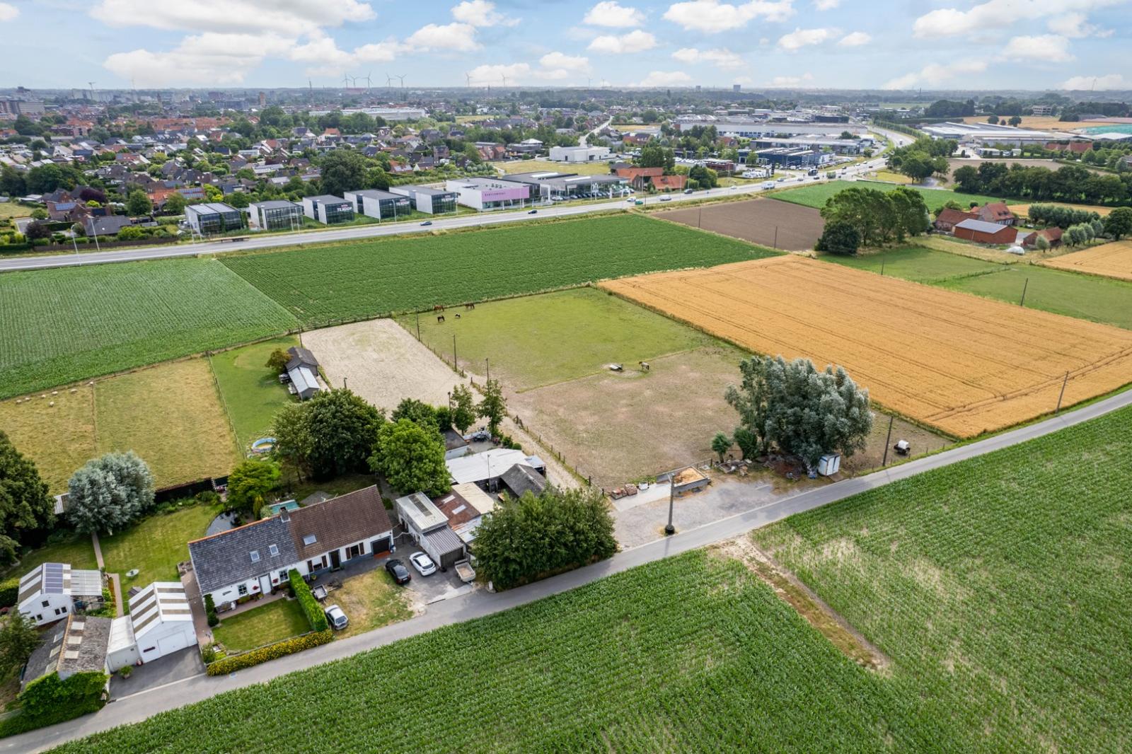 Te renoveren hoeve op een perceel van 15.352 m² nabij centrum Roeselare!