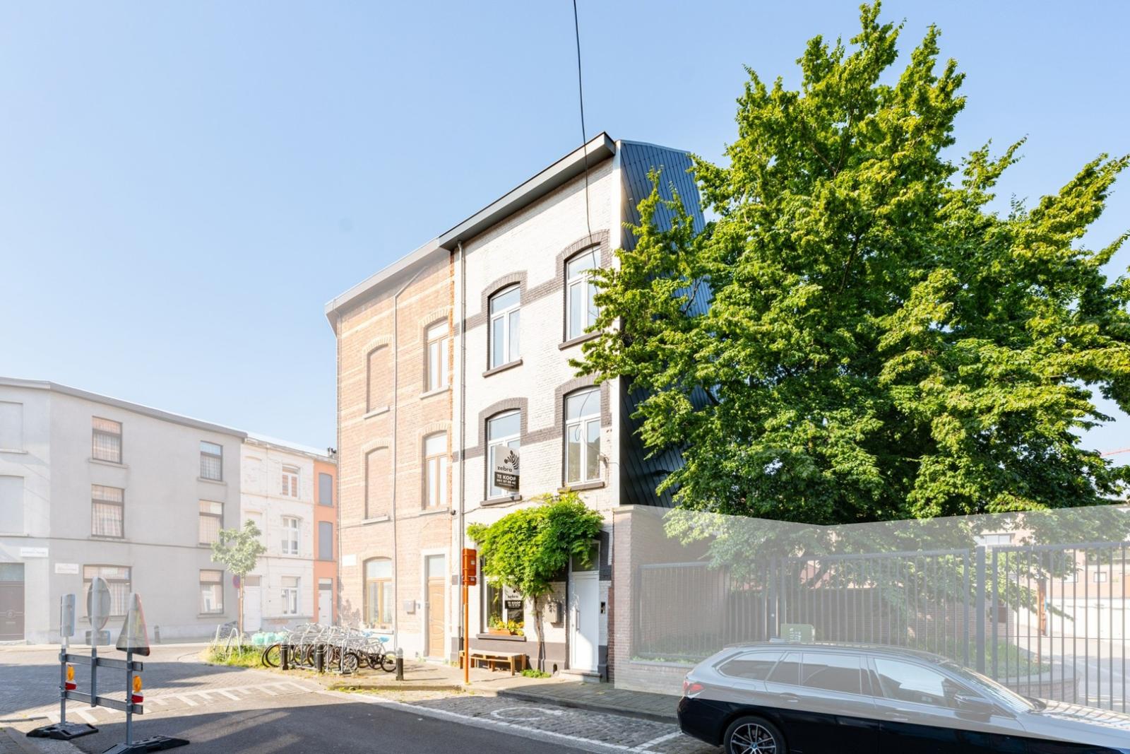 Instapklare halfopen bebouwing met 5 slaapkamers en terras vlakbij centrum Gent!