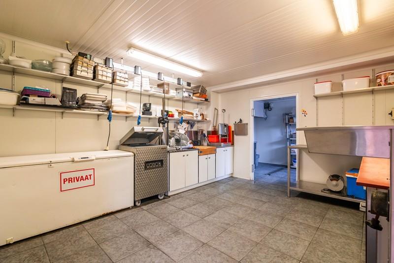 Veelzijdig handelspand met woonst & garage te Tielt!