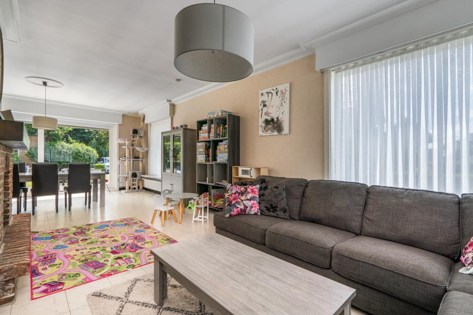 Halfopen bebouwing met 3 slaapkamers, aparte garage en ruime oprit te Zwevezele!